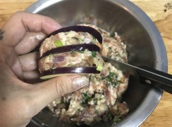 step5: 接著填入肉餡；