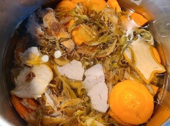 step2: 將所有材料凍水落煲約2小時便成，用高壓煲則煲約20分鐘，喝前再大滾5分鐘落鹽便成。
