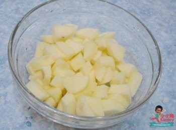 step2: 蘋果都去皮及去芯，然後切塊~