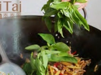 step2: 加入綠胡椒和紅辣椒，翻炒均勻，待雞肉炒熟後以醬油、蠔油及魚露調味，起鍋前撒上九層塔炒勻即可。