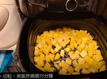 step1: 薯仔洗淨，切細粒。
用油炸5分鐘至金黃色
或
用氣炸煱180度焗15分鐘至金黃色
