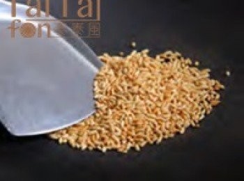 step1: 糯米不經水洗，直接以乾鍋小火慢炒，炒到米心脹起來，像是台式爆米花，炒到熟大約30 分鐘，冷卻後以刀背拍碎備用。