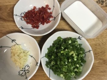 step8: 蒸蓮藕時，準備<span class="group_3">淋醬</span>的配料；蒜頭切碎；辣椒去籽切丁；蔥切蔥花；