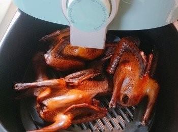 step9: 預熱180度，先氣炸鴿胸5分鐘，反面再氣炸鴿背5分鐘至金黃上色便成。(氣炸時間要視乎乳鴿大小，請自行調較執生。）