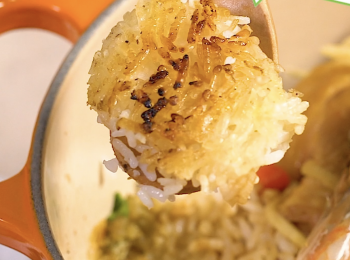 step6: 淋上煲仔飯豉油，打開蓋灑上蔥粒及辣椒絲，細火煮5分鐘至飯焦金黃即成