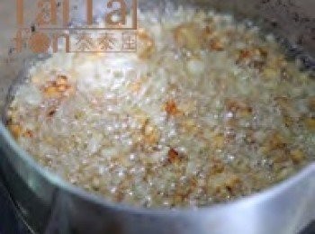 step3: 自製蒜酥油：起油鍋約100度時投入蒜末炸到鍋面氣泡很小時，即撈起待涼備用。