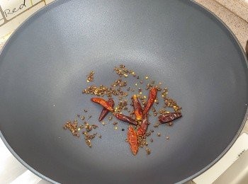 step6: 慢火燒熱鑊； 下花椒粒及辣椒乾及籽； 白鑊烘炒至香味散發