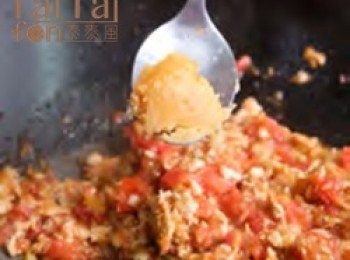 step3: 以檸檬汁、椰糖、魚露及羅望子醬調味，再加入蔥末和香菜末拌勻。