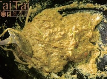 step3: 於鍋中倒入鴨蛋液，手握鍋柄，前後左右以圓弧狀搖動鍋子，至蛋液約呈5∼6分熟時關火，繼續搖動鍋子讓蛋液在鍋內盤旋舞動，鍋子的餘溫會使蛋液軟熟成嫩嫩的滑蛋。