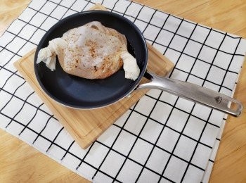 step4: 將所有材料放在牛油紙上， 包好及鎖緊兩邊