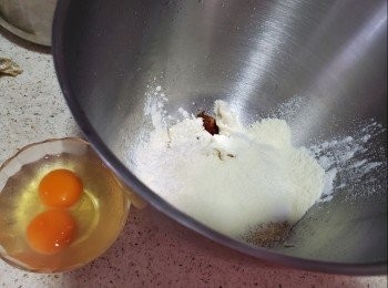 step1: 預備好所有<span class="group_1">A材料</span>:老麵種95g,奶粉13g,砂糖95g,雞蛋2隻,高筋麵粉28g,吉士粉19g,老抽1/4茶匙