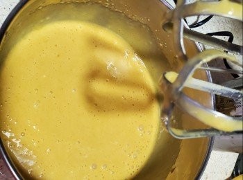 step2: 將<span class="group_1">A材料</span>用打蛋器打勻(雞蛋要慢慢分幾次加入麵漿混和)放於室溫12一14小時待發酵(可以早一日整好放雪櫃待用)