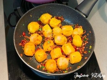 step6: 燒賣熱烘烘出爐後拌入避風塘蒜酥即可。