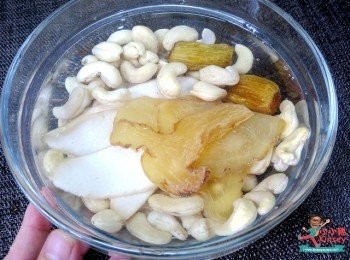 step5: 腰果、淮山及海玉竹浸洗一陣，隔水備用~