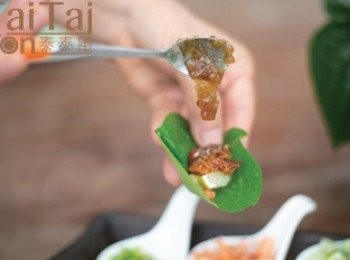 step3: 【組合】食用時取查普葉包進<span class="group_2">配料</span>，淋上醬汁即可食用。