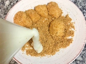 step11: 擠ㄧ糰麻糬，用筷子夾開，滾上腰果糖粉即可。