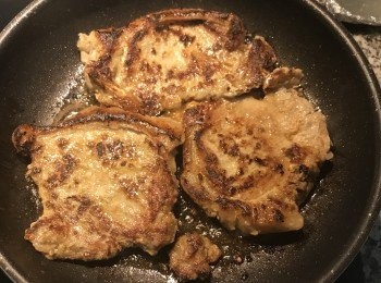 step3: 排骨煎熟且兩面都煎上色後，取出切塊；