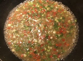 step14: 加入辣椒丁和蔥花略拌；