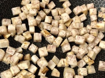 step2: 燒熱油，煎至芋頭表面金黃。