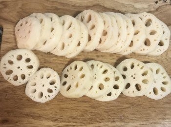 step4: 蓮藕切雙片，第一刀不完全切到底；厚度要抓好以免填肉餡時易碎裂。