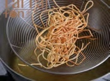 step4: 熱油鍋，取麵條下鍋油炸，炸酥馬上撈起，放在湯麵上。