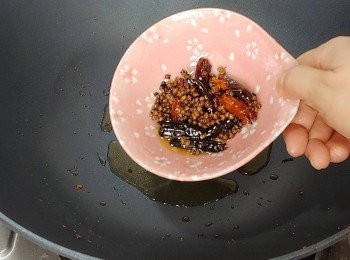 step8: 撈起花椒粒及辣椒乾備用