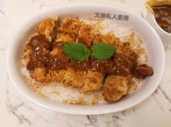 step10: 略攤凍先切件，盒裝日本即食咖喱，跟包裝指示加熱，打開就食得，將咖喱醬淋上吉列豬扒和飯面，即完成。