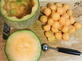 step3: 接著就用挖球器，開始挖哈蜜瓜；