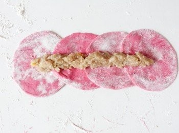 step6: 將四塊餃子皮排好，加點餡料