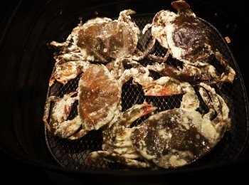 step4: 保鮮袋取出蟹，蟹身不要見到乾粉，空氣炸鍋用200度預熱2分鐘，之後放入軟殼蟹，不用鋪錫紙或牛油紙，用200度焗8分鐘，中途可以打開氣炸鍋，再決定是否需要加時間。