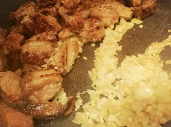 step4: 爆香洋蔥、蒜蓉和乾蔥，牛肋腩回鑊同炒。