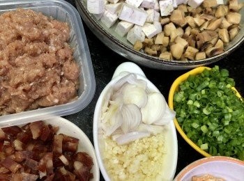 step1: <span class="group_1">食材</span>預備
1。把米洗淨，量好米水，不要按掣讓米浸泡一下。
2。芋頭去皮洗淨切粒(約1cm方塊)，蝦米浸軟，冬菇浸軟切粒，臘腸、蔥切粒。預備蒜蓉、乾蔥。
3。豬絞肉用紹酒、胡椒粉、糖、蠔油、頭抽、粟粉、水醃一陣。