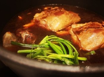 step3: 用油爆香乾蔥和蒜頭，加入冰糖、生抽和老抽，冰糖差不多溶化，將豬仔脾回鑊上色，再加入<span class="group_2">滷水包</span>、蔥和熱水，熱水加到差不多蓋過豬仔脾，炆約一小時。