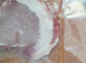 step1: 豬扒先用刀背拍鬆，加入調味料，醃最少一小時