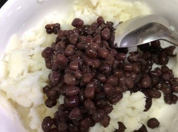 step3: 將淮山壓成泥加糖拌勻後倒入紅豆拌勻。