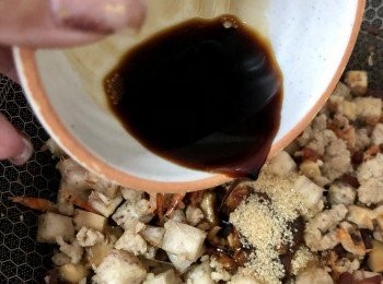 step8: 倒入櫻花蝦、及調味（頭抽1湯匙、雞粉1茶匙、蠔油1茶匙、糖1茶匙）炒勻。