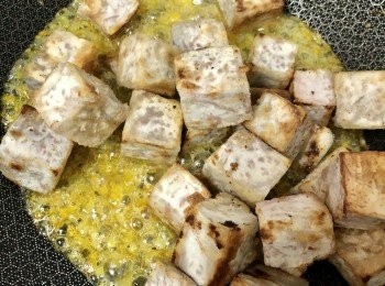 step6: 當看到糖水泡沫綿密，變得濃稠，把火調到最細，將芋頭回鑊，繼續不停翻炒。