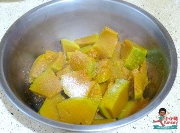 step5: 南瓜蒸熟後加入適量嘅糖~