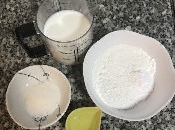 step1: 先將<span class="group_1">食材</span>秤好，兩種粉放一起就可以；