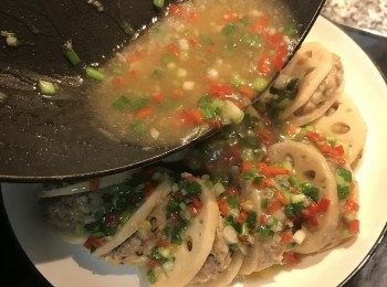 step15: 淋在蒸好的蓮藕上，即可。