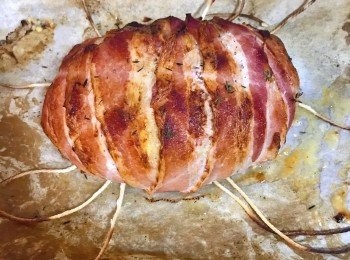 step19: 烤好的培根馬玲薯捲從烤箱取出後，剪去棉繩，並移到盤子上；