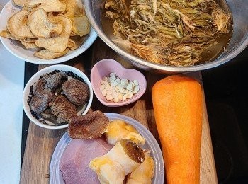 step1: 霸王花要先浸洗至軟身，再擠乾水分備用。螺頭洗淨, 放入滾水中, 加入數片薑片汆水，汆水後用冷水洗淨; 豬肉汆水備用 ; 紅蘿蔔洗淨去皮切件 ; 無花果洗淨切半 ; 南北杏洗淨浸水約15分鐘備用。其他材料清洗乾淨備用。