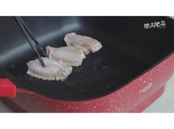 step4: 煎<a href="https://bit.ly/3zHU5V3" target="_blank" data-keyword="雞翼" class="guide-link"><strong>雞翼</strong></a> <span style="display:inline-block;vertical-align:middle;margin-top:-3px;color:initial;border-radius:3px;padding:2px 3px;font-size:12px;line-height:14px;background:#87d300;color:#fff;">即買</span> 之前再加一些生粉/太白粉, 用中火先煎雞皮一面,煎約3分鐘直至金黃色