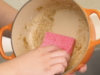 step7: 用3M嘅思高™防刮細緻吸水海綿百潔布對付難洗嘅焦底，其特有嘅3M防刮潔淨粒子，唔怕刮花鍋具器皿嘅表面，只要加少少水同洗潔精輕輕打圈，燒焦黏底即時bye bye !