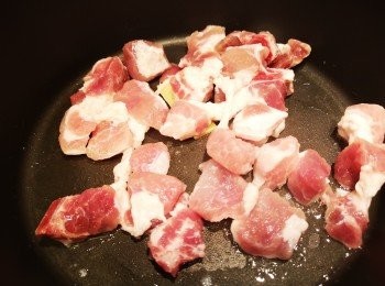 step2: 用少許油爆香薑片，腩排落鑊煎封表面