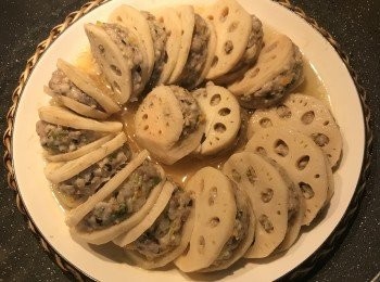 step9: 蒸好的蓮藕盤底有許多湯汁，要拿來當<span class="group_3">淋醬</span>；