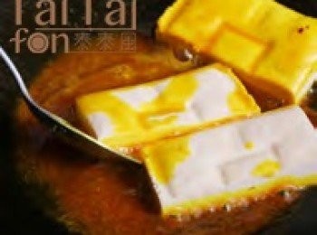 step1: 乾粿條以冷水浸泡1 小時，撈起瀝乾備用。
起油鍋，把鮮蝦炒熟，撈起備用；大豆乾以薑黃粉煎炒到金黃上色，切丁備用。