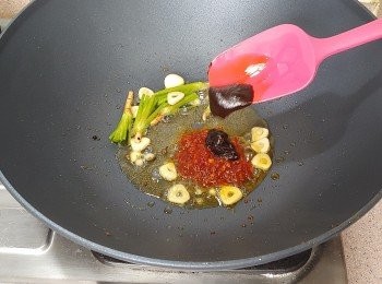 step9: 下蒜片及芫茜頭爆香; 下豆辦醬及柱侯醬炒香