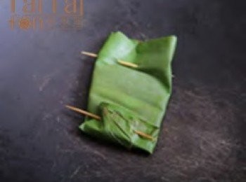 step1: <span class="group_2">時蔬辣蝦醬</span>：
蝦膏用蕉葉或鋁箔紙包裹，以炒鍋小火乾煎到香軟（進烤箱烤也可以）。