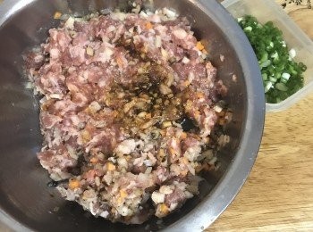 step2: 絞肉加鹽後絞拌出黏度，加入適量香菇水絞拌到水份完全吸收；再加入除了太白粉以外的調味料拌勻；